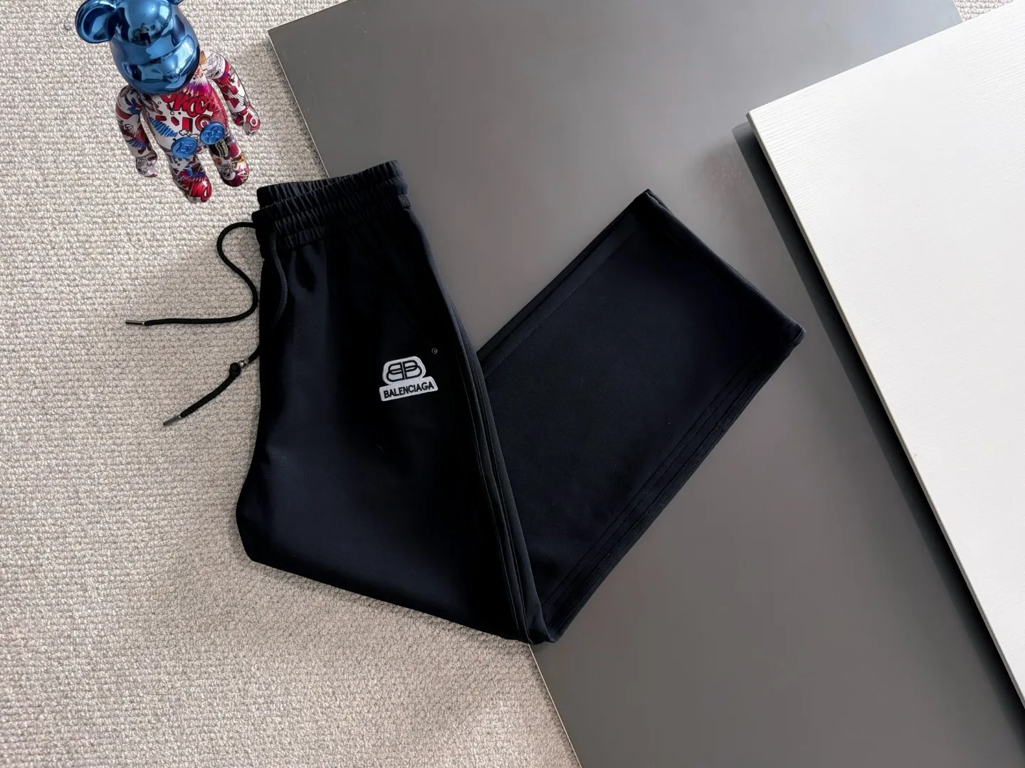 The next day we shipped the P195 Balenciaga High Quality New Arrival Elastic Casual Pants Fall/Winter 2026. The custom-made fabric at the counter has a high degree of comfort, impeccable details, and the design concept of the brand elements reflects high quality. The hand feels delicate and soft! Casual cuts and awesome upper body! Sizes: S-3XL